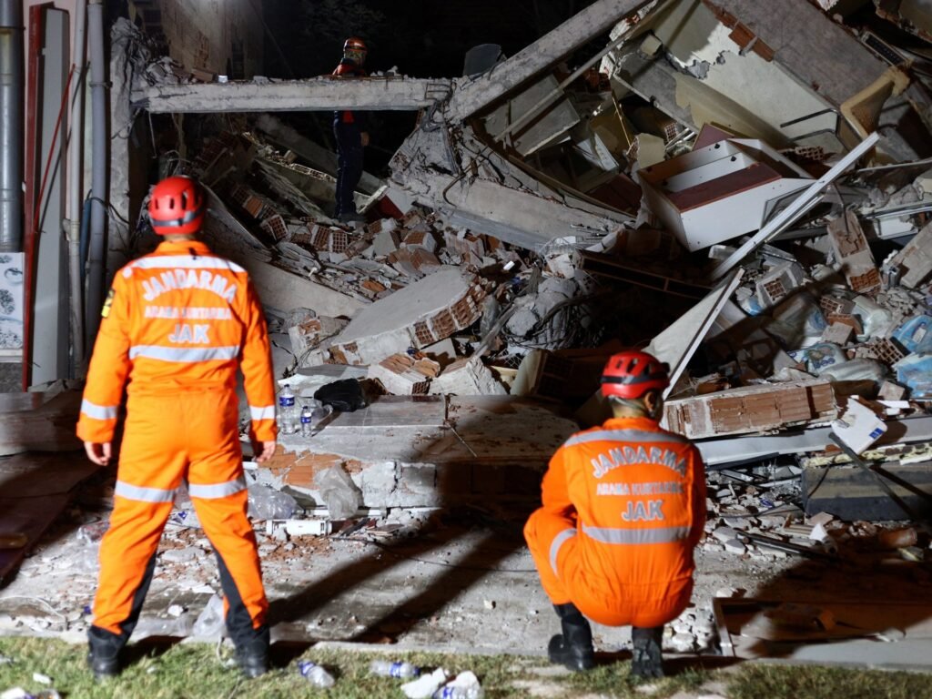 Magnitude 6.1 earthquake hits western Turkiye, killing one