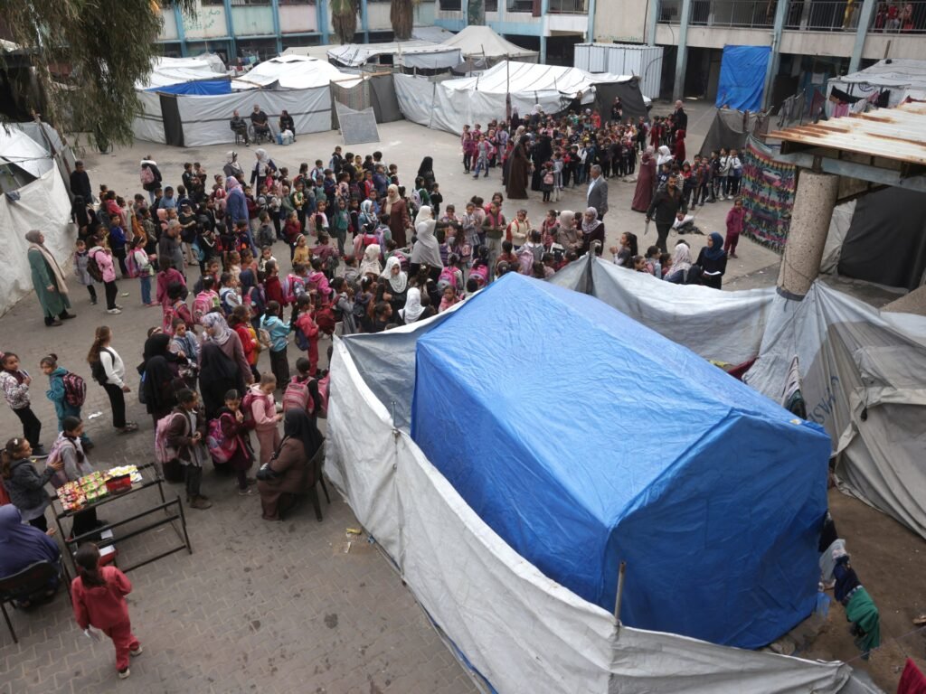 Gaza children risk snipers to attend tent schools