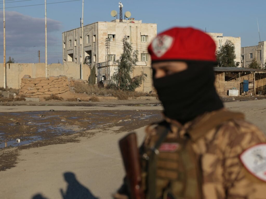 ISIL fighters flee jail as Syrian army clashes with Kurdish-led SDF