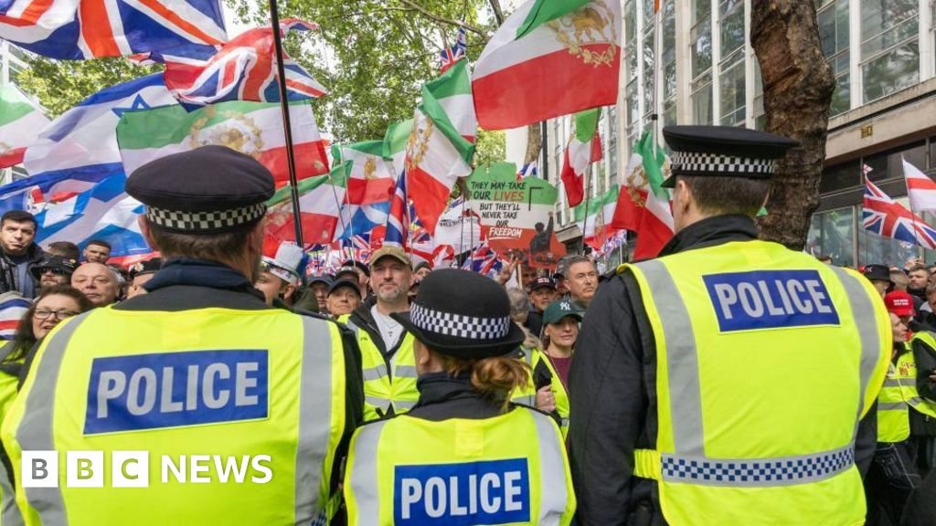 Tens of thousands descend on London for rival protestsA heavy police operation is in place for the Unite the Kingdom march, organised by Tommy Robinson, and a separate pro-Palestinian protest.10 mins agoLondon Tens of thousands descend on London for rival protestsA heavy police operation is in place for the Unite the Kingdom march, organised by Tommy Robinson, and a separate pro-Palestinian protest.10 mins agoLondon
