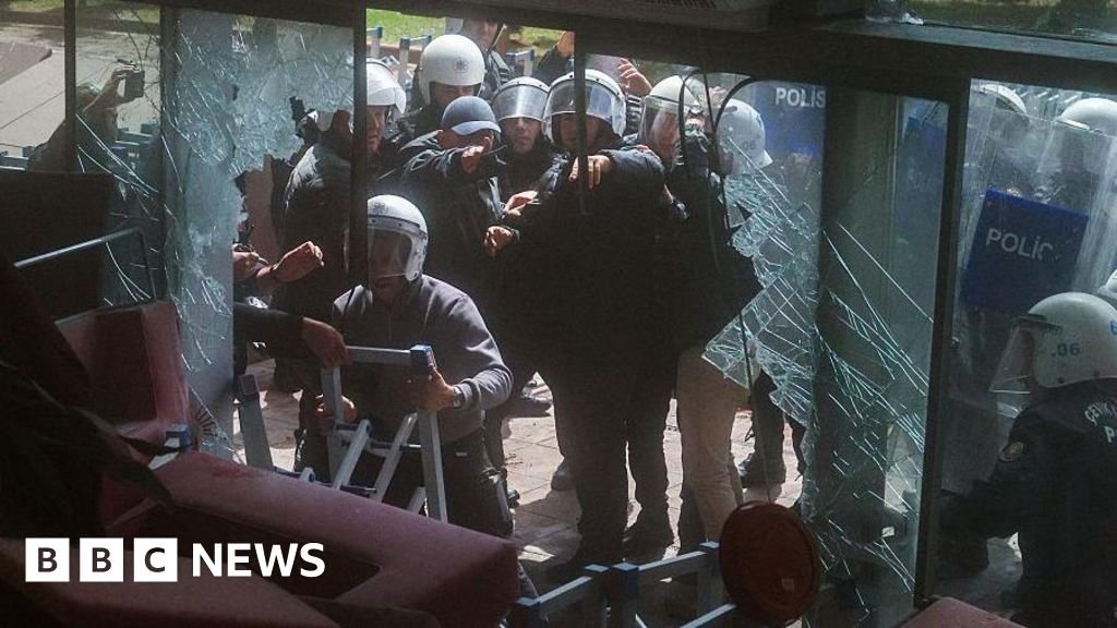 Turkish police storm opposition offices after leaders oustedOfficers stormed the building days after the party vowed to defy a court ruling removing its leaders.45 mins agoEurope Turkish police storm opposition offices after leaders oustedOfficers stormed the building days after the party vowed to defy a court ruling removing its leaders.45 mins agoEurope