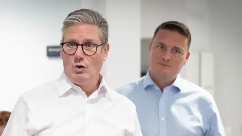 PA Media Prime Minister Sir Keir Starmer (left) and Health Secretary, Wes Streeting during a visit to the University College London Hospital (UCLH) where they saw how Proton Beam Therapy is used and met the staff who operate it.