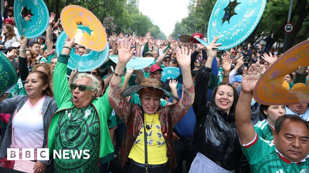 Mexicans chase a world record wave – but is the trend even Mexican?Thousands lined the streets in Mexico City on Saturday as they attempted to set the world record for largest human wave.3 hrs agoLatin America Mexicans chase a world record wave - but is the trend even Mexican?Thousands lined the streets in Mexico City on Saturday as they attempted to set the world record for largest human wave.3 hrs agoLatin America