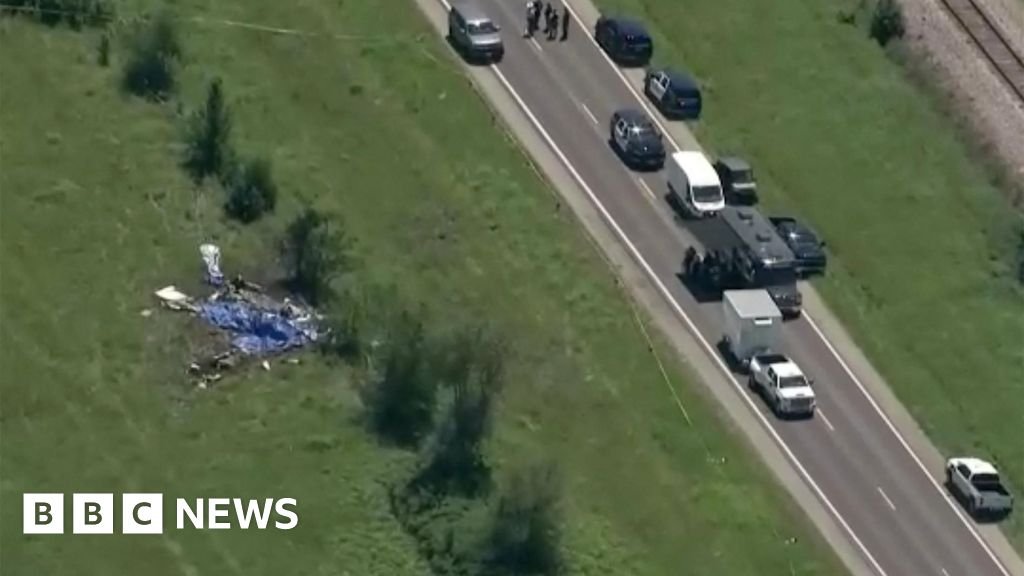 11 skydivers and pilot killed in US plane crashThe plane had just taken off in the US state of Missouri, but failed to gain altitude, according to local emergency responders.43 mins agoUS & Canada 11 skydivers and pilot killed in US plane crashThe plane had just taken off in the US state of Missouri, but failed to gain altitude, according to local emergency responders.43 mins agoUS & Canada