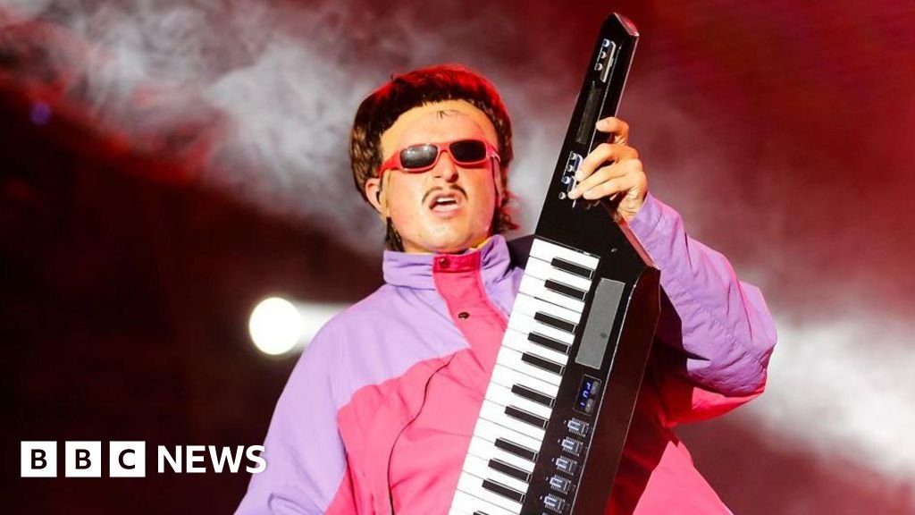 US musician Oliver Tree dies in helicopter collision in BrazilThe singer-songwriter is among six people presumed dead in air crash over Rio de Janeiro on Sunday.49 mins agoCulture US musician Oliver Tree dies in helicopter collision in BrazilThe singer-songwriter is among six people presumed dead in air crash over Rio de Janeiro on Sunday.49 mins agoCulture