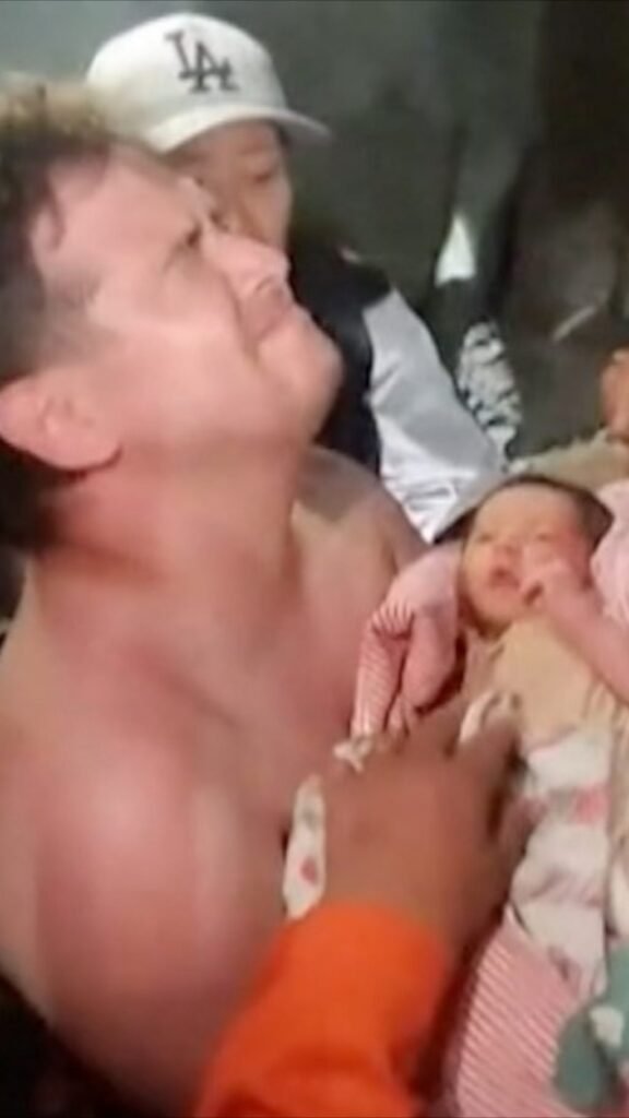 Newborn baby rescued from Venezuela earthquake rubbleTwo powerful earthquakes rocked Venezuela within seconds of each other on Wednesday, killing at least 920 people.42 mins ago