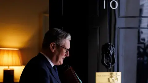 BBC Starmer walks out of No 10