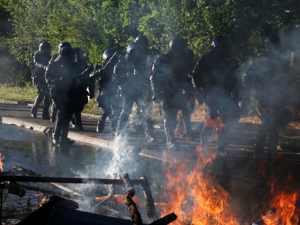 Violence erupts during anti-G7 protests in Geneva on eve of summit Violence erupts during anti-G7 protests in Geneva on eve of summit