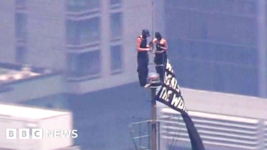 Watch: Two people climb to highest point of Empire State BuildingThe two were atop the 1,454 ft (443 m) building for at least ten minutes and displayed a large banner before climbing down.1 hr agoUS & Canada Watch: Two people climb to highest point of Empire State BuildingThe two were atop the 1,454 ft (443 m) building for at least ten minutes and displayed a large banner before climbing down.1 hr agoUS & Canada