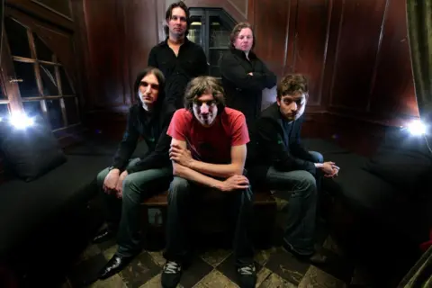 Getty Images Snow Patrol pictured backstage in a wood-panelled room during their 2006 US tour
