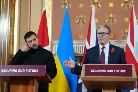 PA Media Prime Minister Sir Keir Starmer and Ukraine's President Volodymyr Zelensky speaking to the media following a meeting with the Coalition of the Willing allies at the Foreign, Commonwealth and Development Office (FCDO) in Westminster, London