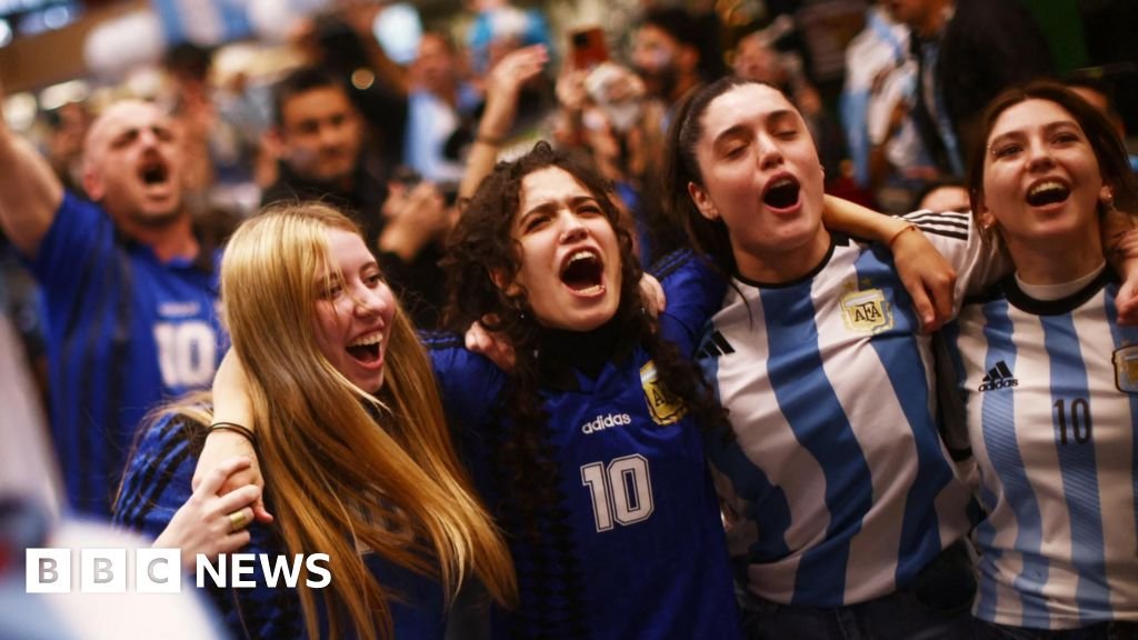 Watch: Argentina fans celebrate World Cup win over EnglandArgentina fans at home and in the US celebrate their progression to the World Cup final.27 mins agoLatin America Watch: Argentina fans celebrate World Cup win over EnglandArgentina fans at home and in the US celebrate their progression to the World Cup final.27 mins agoLatin America