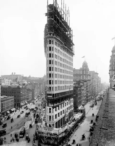 Detroit Publishing Company/Interim Archives/Getty Images historic black and white photo of the Flatiron Building being constructed