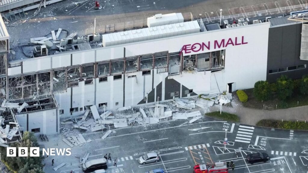 LIVEMany people trapped inside Japanese shopping centre after earthquake, fire service saysA magnitude 7.1 earthquake hit inland on Kyushu island at 16:27 local time (07:27 GMT).