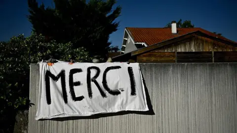 Getty Images A thank you message to firefighters in the Biscarrosse area, south-east of Bordeaux