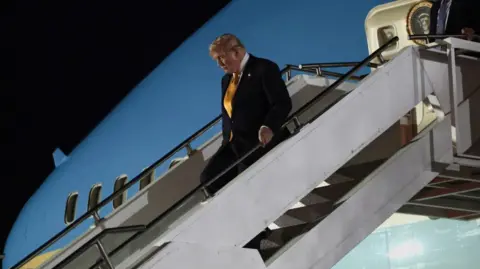 Reuters Trump leaves the old AF1 in the UK