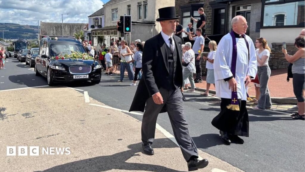 LIVEBonnie Tyler's coffin arrives in hometown to cheers and singing after funeral serviceThe Welsh singer, whose famous works include Total Eclipse of the Heart, died on 8 July, aged 75. LIVEBonnie Tyler's coffin arrives in hometown to cheers and singing after funeral serviceThe Welsh singer, whose famous works include Total Eclipse of the Heart, died on 8 July, aged 75.
