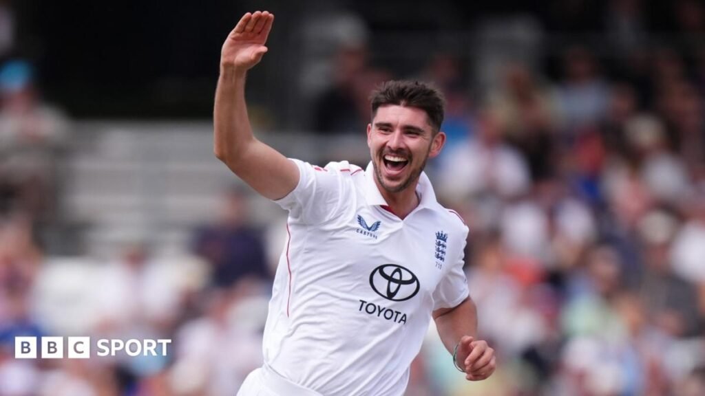 LIVEPakistan lose third wicket as England strengthen grip on first TestFollow live text updates, radio commentary and in-play video highlights as England play Pakistan in the first Test at Headingley.