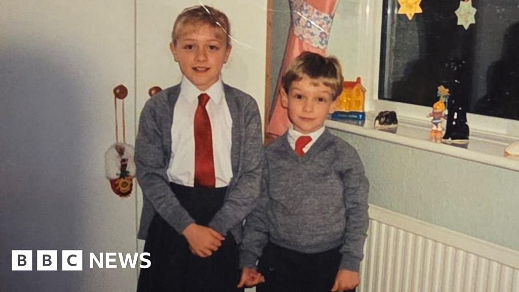 Man tracks down siblings who sent him Christmas present as he fled war 33 years agoDalibor Sentic was 10 when in the early 1990s his family fled Croatia for Sweden.15 hrs agoWales Man tracks down siblings who sent him Christmas present as he fled war 33 years agoDalibor Sentic was 10 when in the early 1990s his family fled Croatia for Sweden.15 hrs agoWales