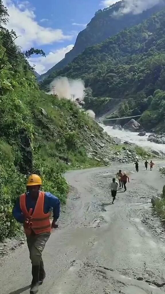 Construction worker films moment he escapes floodsVideo posted to social media shows a group of construction workers running away as water crashes though a valley.6 hrs ago
