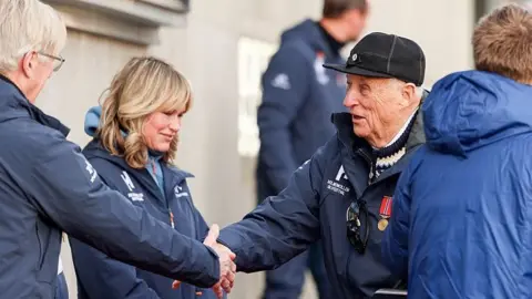 Getty Images King Harald V of Norway (R) is greeted by Oslo's Mayor Anne Lindboe (C) upon arrival in Holmenkollen, near Oslo, on March 15, 2025, during the FIS Nordic Combined World Cup