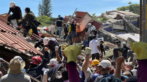BBC News Mundo Rescue workers and volunteers at the site of a collapsed building in Cali 