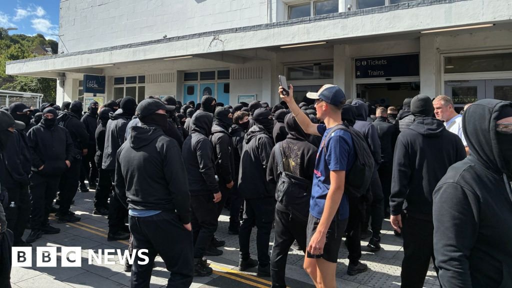 Police slow to respond to protest at UK port, says council bossThe "exceptionally well organised" protest "caught several agencies on the hoof", the leader says.10 hrs agoKent Police slow to respond to protest at UK port, says council bossThe "exceptionally well organised" protest "caught several agencies on the hoof", the leader says.10 hrs agoKent