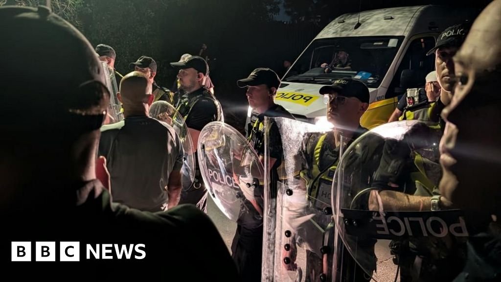 Protesters block roads in Portsmouth as 140 migrants rescuedThe government condemns "thuggish behaviour" in the second major anti-migrant protest of the weekend. 1 hr agoUK Protesters block roads in Portsmouth as 140 migrants rescuedThe government condemns "thuggish behaviour" in the second major anti-migrant protest of the weekend. 1 hr agoUK