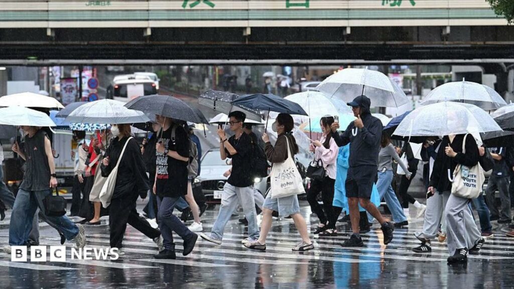 LIVEJapan warns of floods and landslides around Tokyo as powerful typhoon approachesHundreds of flights have also been cancelled and some rail services suspended as Dujuan barrels towards Japan's eastern coast.