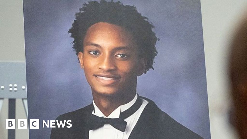 No criminal charges in death of black Mississippi teenager, grand jury saysNolan Wells' family had raised alarm that he ended up dead "after going out on a boat with three young white men".20 mins agoUS & Canada No criminal charges in death of black Mississippi teenager, grand jury saysNolan Wells' family had raised alarm that he ended up dead "after going out on a boat with three young white men".20 mins agoUS & Canada