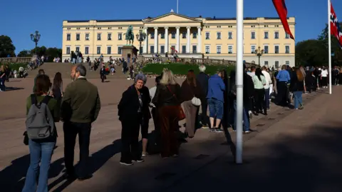 Reuters Mourners queue to pay their respects to King Harald in Oslo in Norway