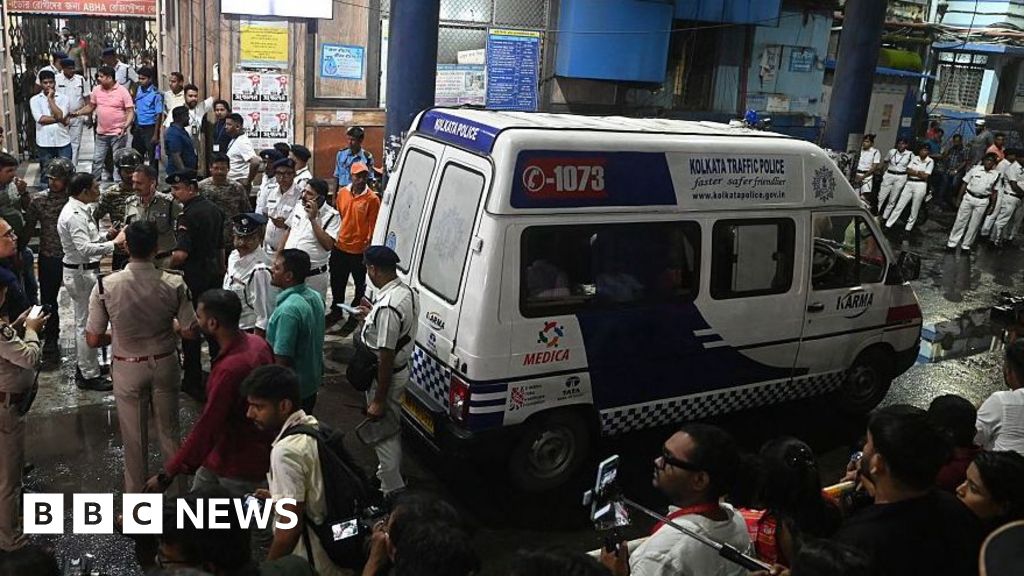 At least 17 dead in crush at Hindu festival event in IndiaMany more have been injured at an event in the Indian city of Kolkata to mark a Hindu festival.24 hrs agoIndia At least 17 dead in crush at Hindu festival event in IndiaMany more have been injured at an event in the Indian city of Kolkata to mark a Hindu festival.24 hrs agoIndia